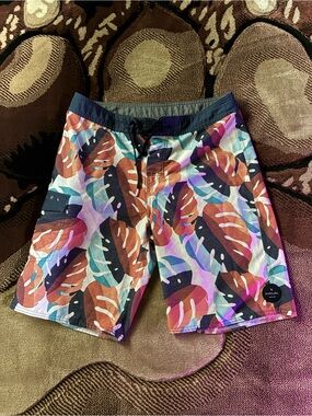 Rip Curl Men’s Multicolor Tropical Leaf Swim Shorts — Navy Waistband
